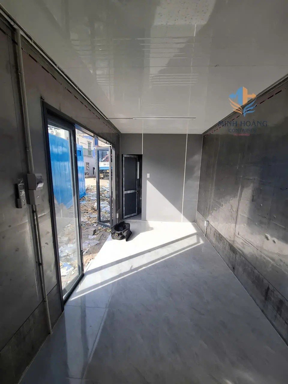 Container Văn Phòng 20 Feet Xám 3 Cửa Có Toilet Vỏ Lạnh